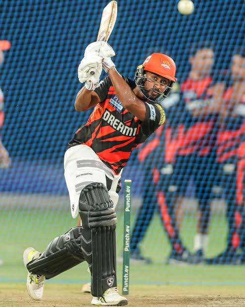 Kamindu Mendis Leaves IPL 2025 Fans in Awe with His Double-Armed Bowling Against KKR