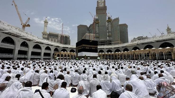 Saudi Arabia Implements Temporary Visa Ban on 14 Nations